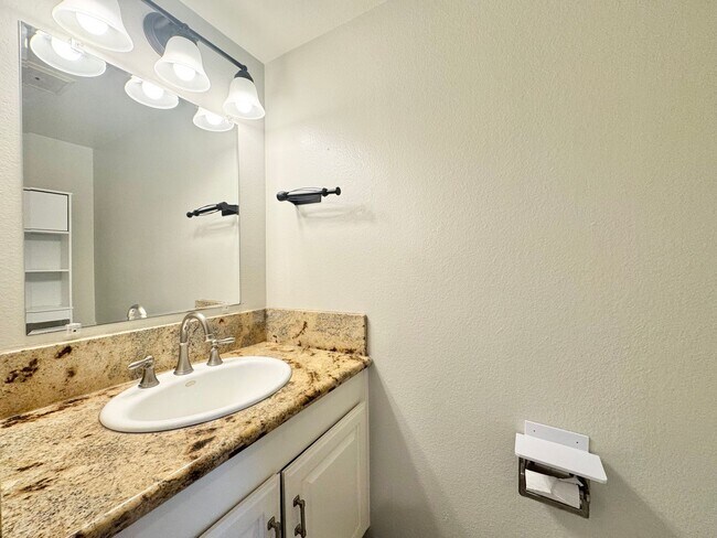 Building Photo - Beautiful 5B/2.5BA Home With Office Locate...