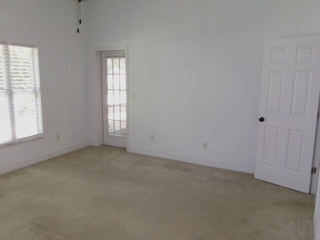 Building Photo - 12415 Lake Valley Dr