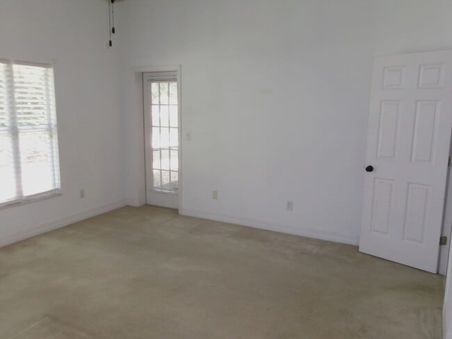 Building Photo - 4/2 on corner lot w/lake access