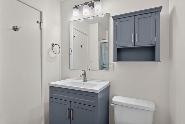 Building Photo - 2,900 /Month Beautiful 2 Bed, 1 Bath Single Story, with Garage Centrally Located in Petaluma!