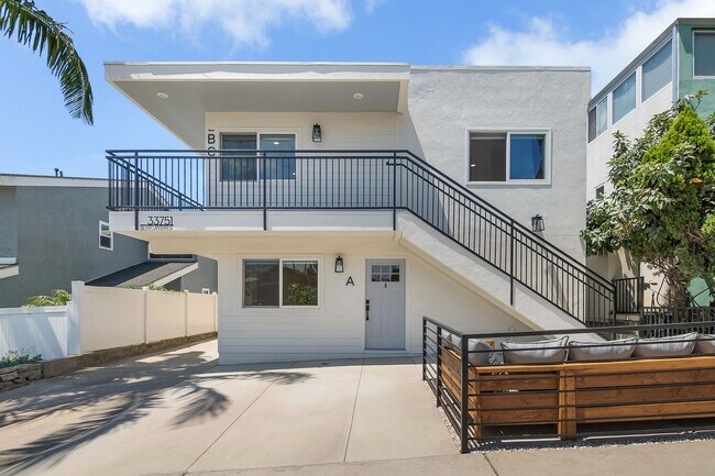 Building Photo - Silver Lantern St. Apts.