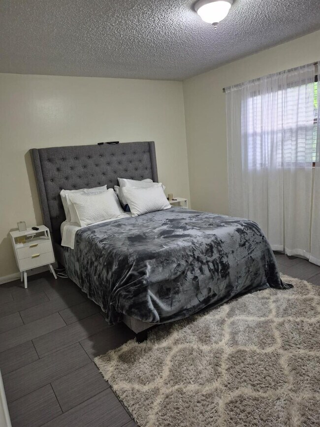 Building Photo - 560 SE 2nd Ave