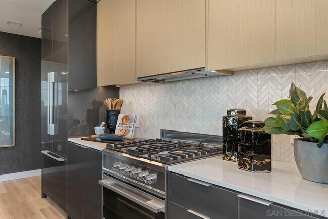 Building Photo - 525 Olive St