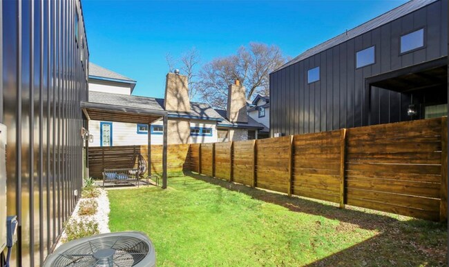 Building Photo - 2108 Roslyn Ave