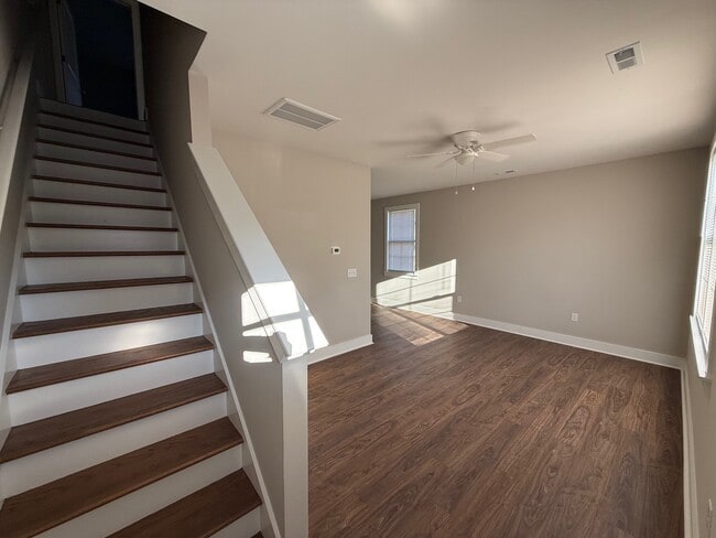 Building Photo - 121-138 Diver Dr