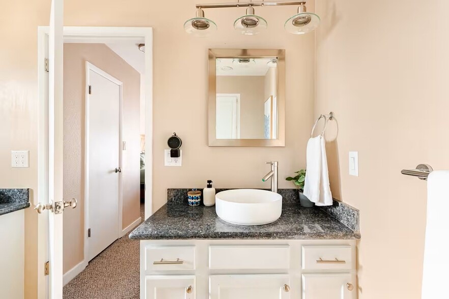 Master Bathroom - 1104 E Campus Dr