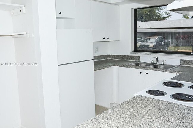 Building Photo - 1100 SW 4th Ave