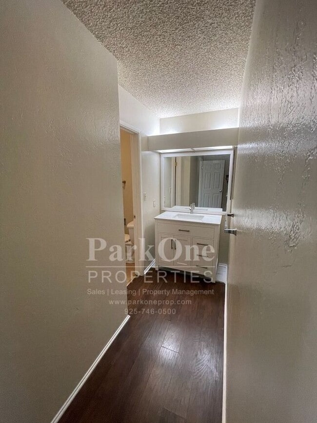 Building Photo - Spacious Town house in Pleasant Hill Now Available!