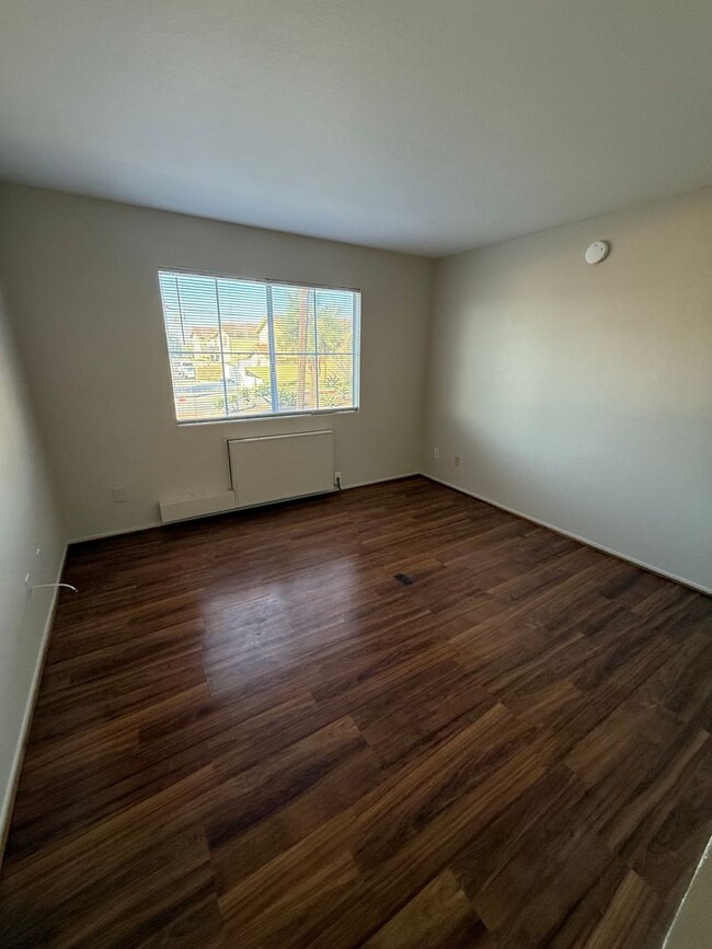 Building Photo - Front Gated 1 Bedroom Condo with AC, Dishw...