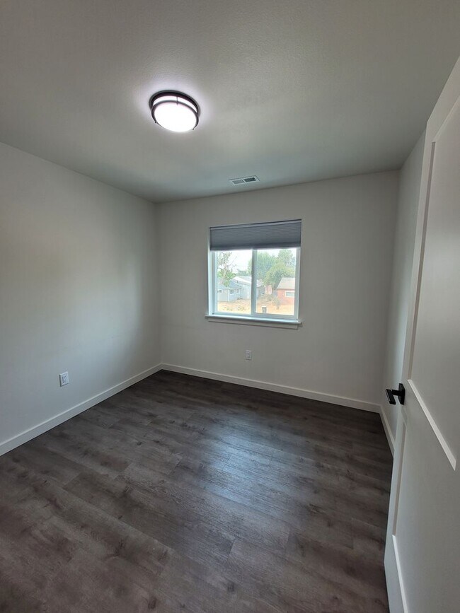 Building Photo - 527 Canterbury Ln