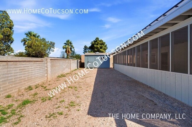 Building Photo - 7461 E Victoria Dr