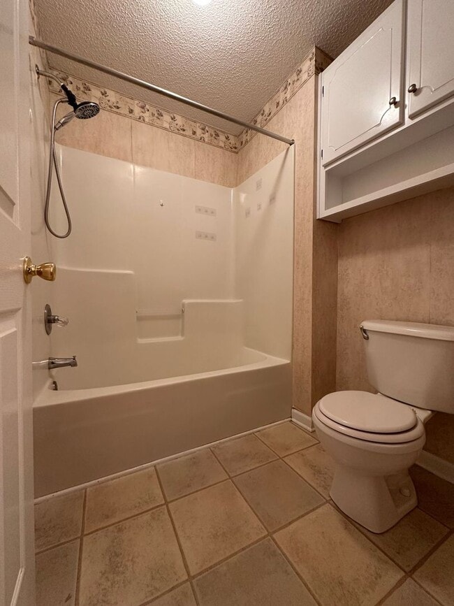 Building Photo - Foxchase Subdivision:  MOVE IN READY!!!!    1/2 OFF 1ST MONTH RENT W/12 MONTH LEASE!!  NEW CARPET...