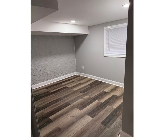 Building Photo - 3325 E Monument St