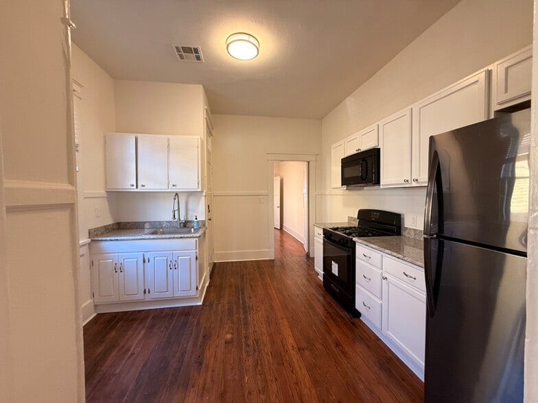 Building Photo - 2925 Bruxelles St