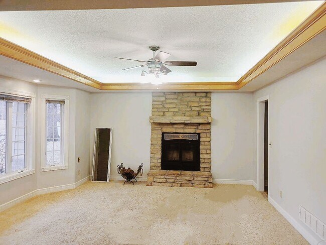 Building Photo - 5 bedroom, 4.5 bath
