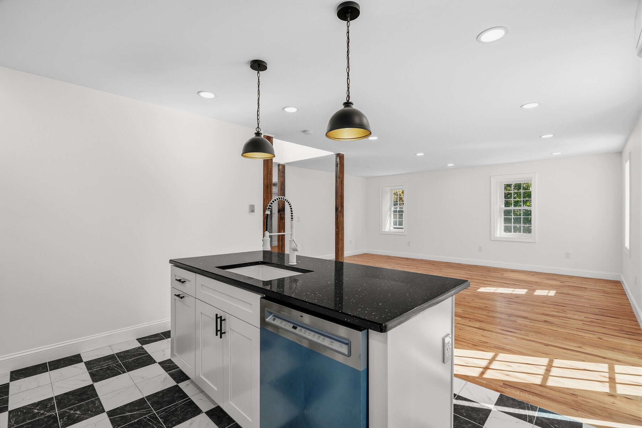 Building Photo - 131 W Walnut Ln