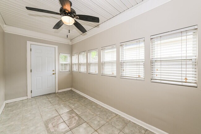 Building Photo - 1937 Longneedle Lane