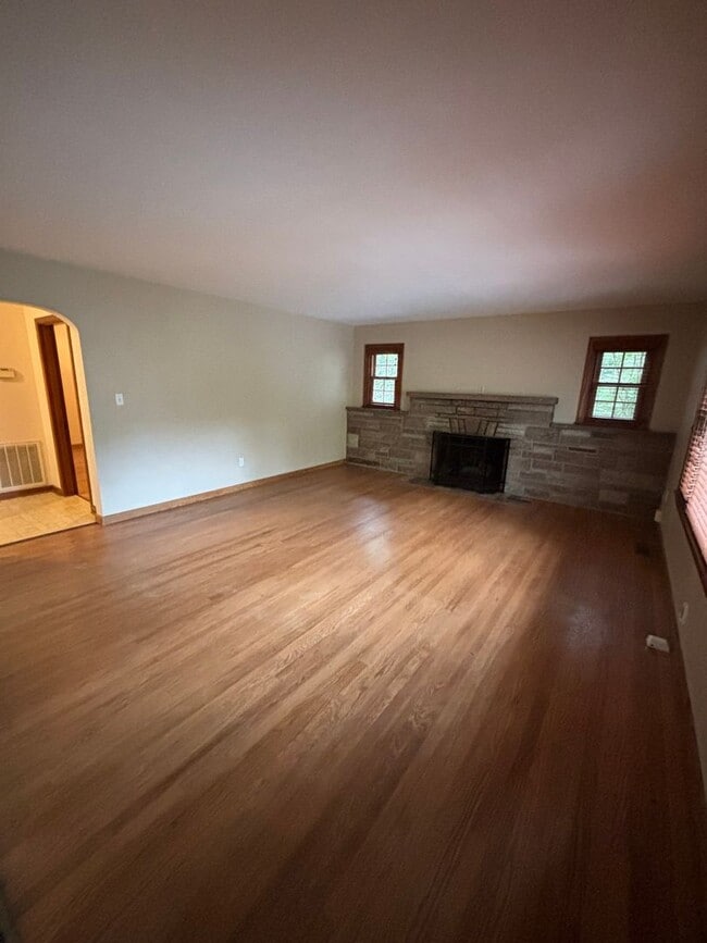 Building Photo - 619 White Oak Dr