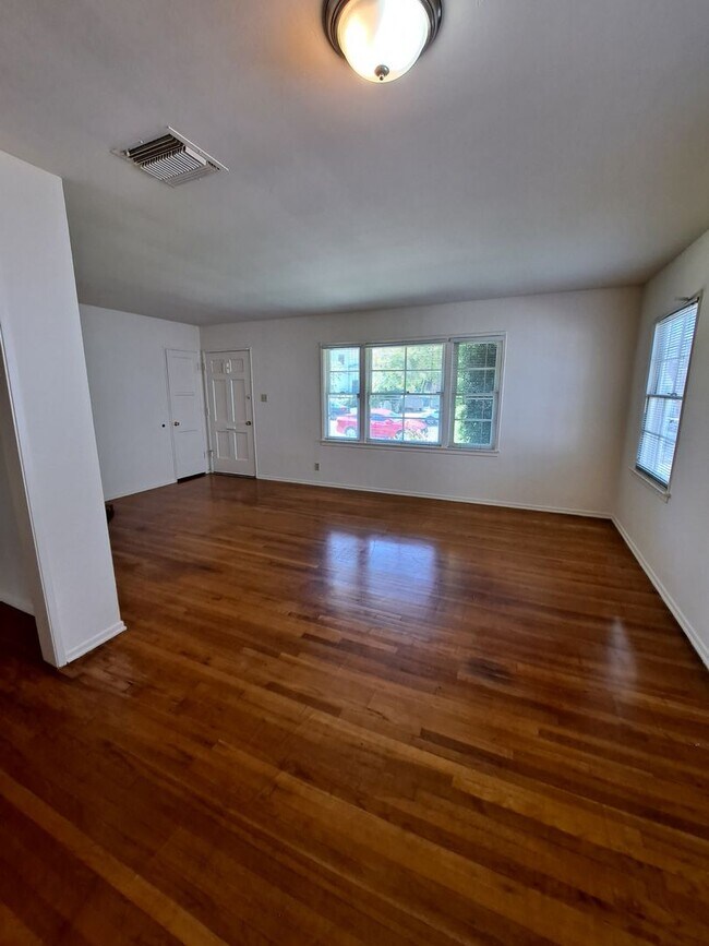 Building Photo - 3 BEDROOM HOME W/CENTRAL AIR CONDITIONING