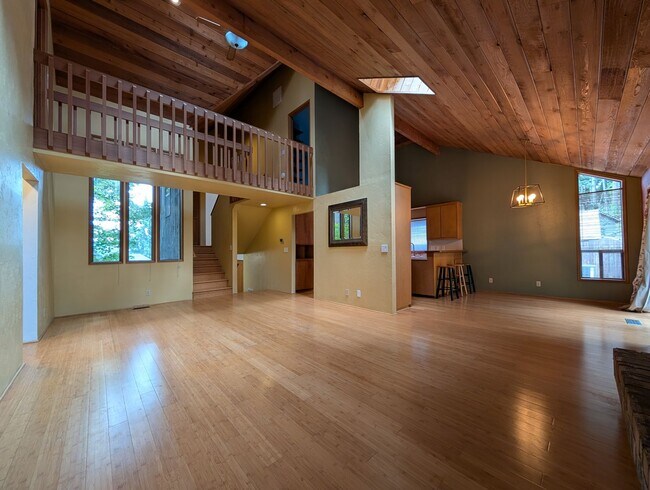 Building Photo - Fantastic 4 Bedroom, 2 Bath Home In The Th...