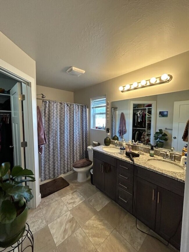 Building Photo - Three bedroom, 2.5 bath townhome