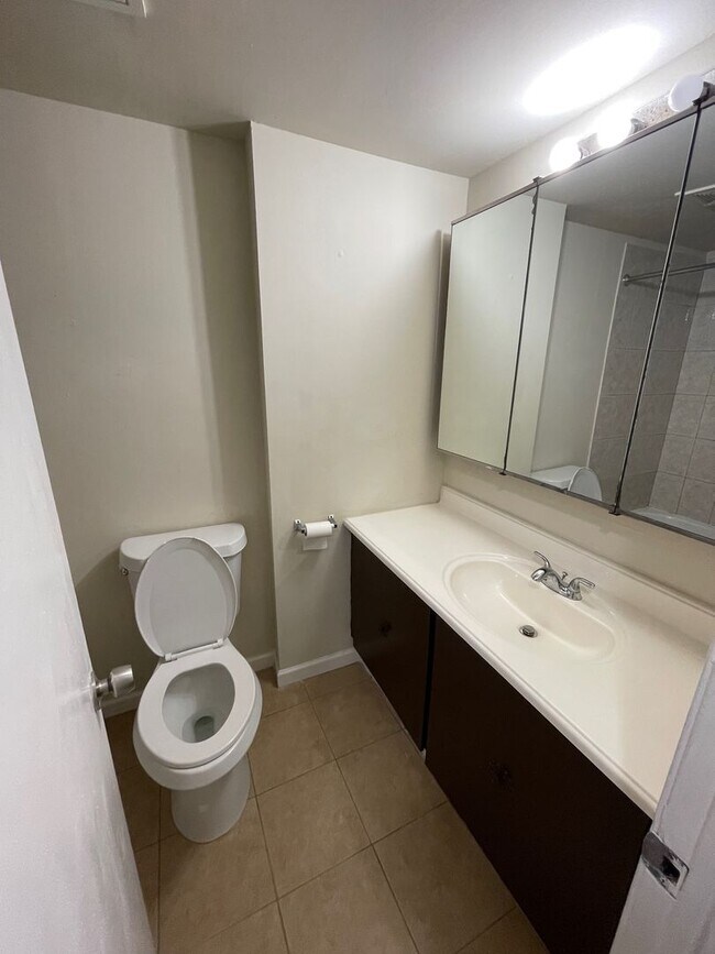 Building Photo - 2 BED 1 BATH 1ST FLOOR APARTMENT