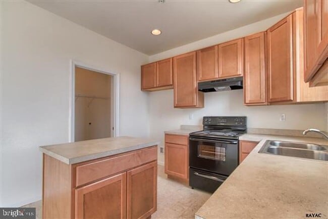 Building Photo - Coming Soon!! Gorgeous Townhome in Spring Grove!!!!