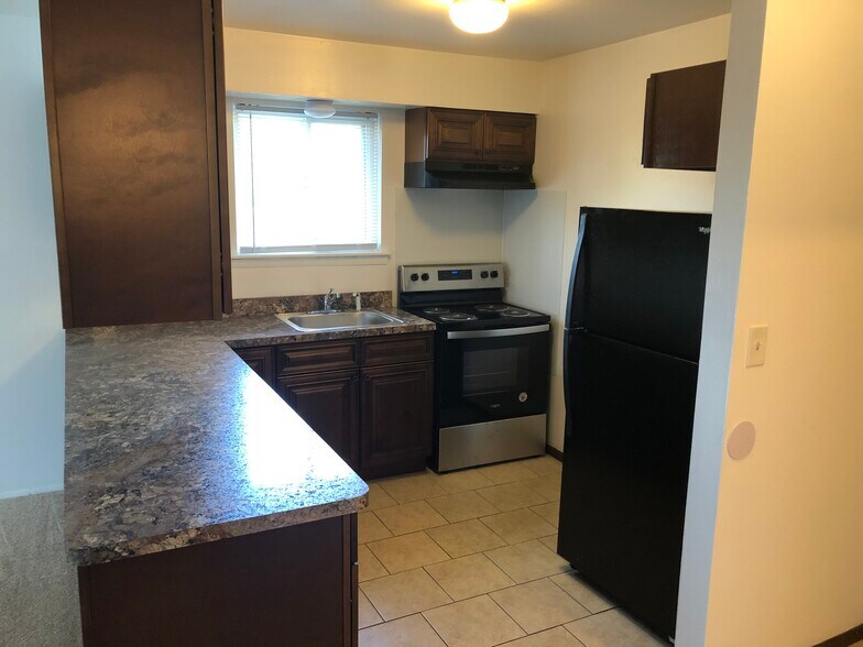 Kitchen - 650 Westmoreland Dr