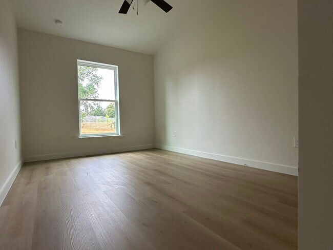 Building Photo - 207 Cherry Ave