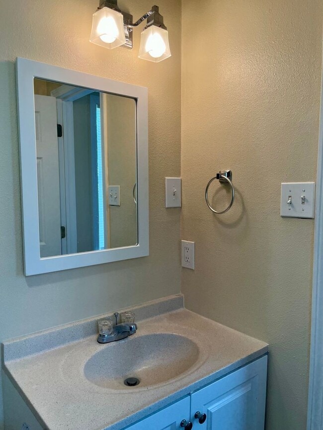 Building Photo - St. Amant 3br/2ba house for