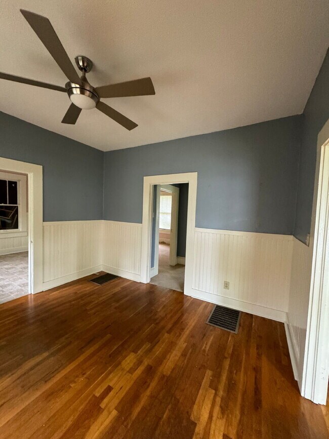 Building Photo - Gorgeous 2 Bedroom 1 Bathroom Single Family Home Located in the Heart of Midtown! Includes Hardwo...
