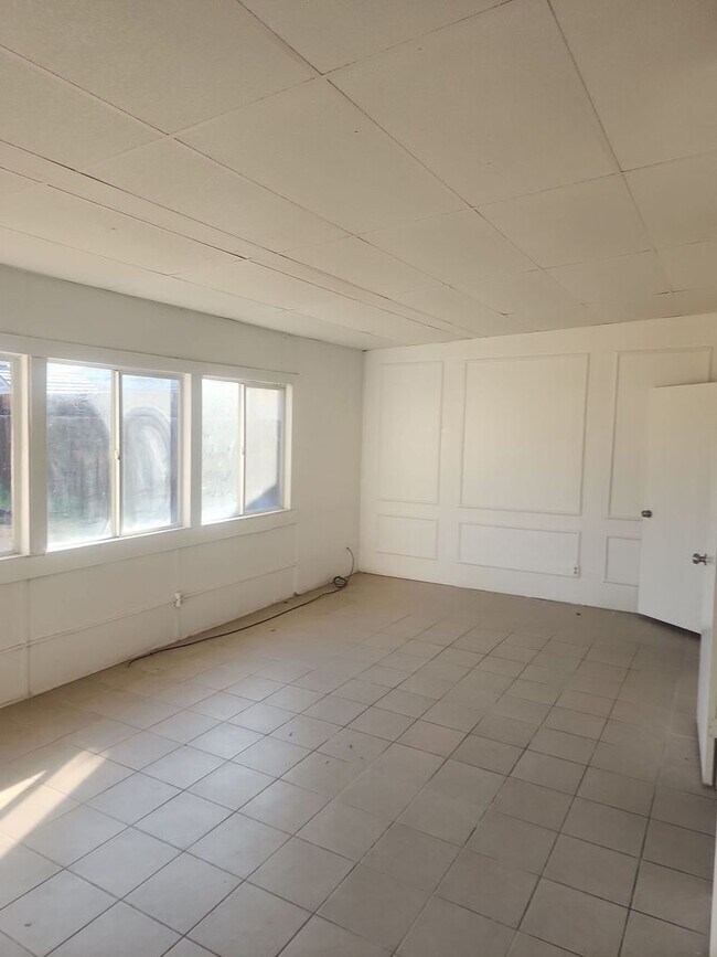 Building Photo - Lovely property in Bakersfield – 10 Minute...
