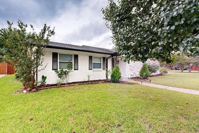 Building Photo - 3264 Northaven Rd