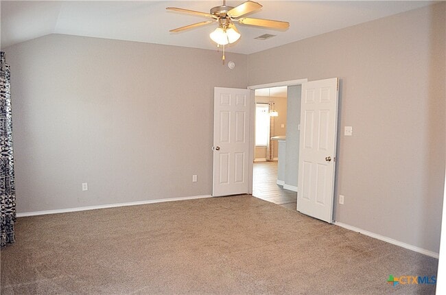 Building Photo - 423 Reservation Dr