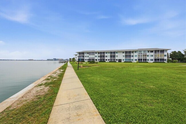 Building Photo - 769 John Ringling Blvd