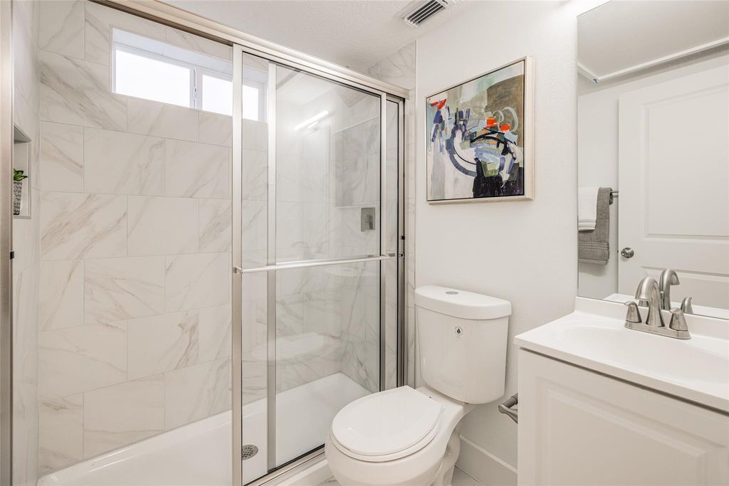 Building Photo - 605 Bomar St