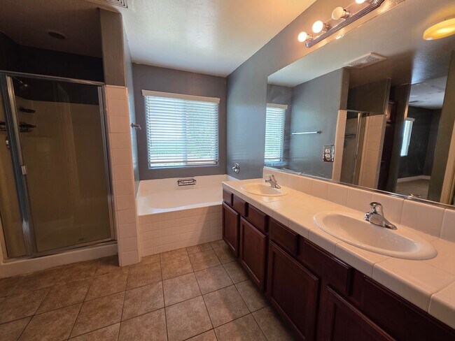 Building Photo - 4 bedroom 3 bathroom in SE Visalia!