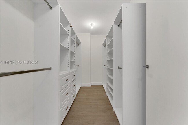 Building Photo - 1300 Brickell Bay Dr