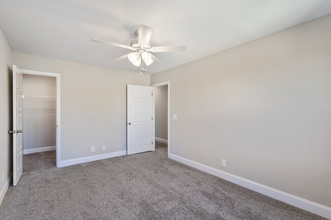 Building Photo - 2433 Bucklin Dr