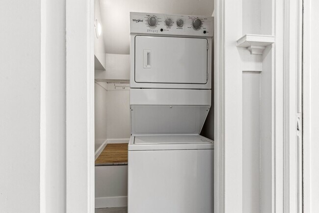 Building Photo - Freshly Renovated 1 Bed, 1 Bath Oakland Home with In-Unit Laundry