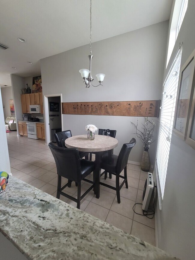Building Photo - OUTSTANDING LOCATION! SPACIOUS 4 BEDROOM P...