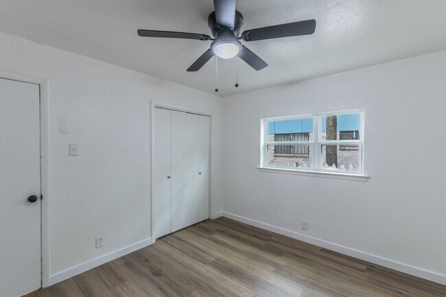 Building Photo - Remodeled 2BR Home w/ Fenced Yard – Only $1395