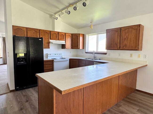 Building Photo - Terraced Estates 3br, 2ba, Dbl garage, Central air