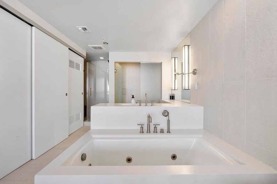 Building Photo - 3101 Bayshore Dr