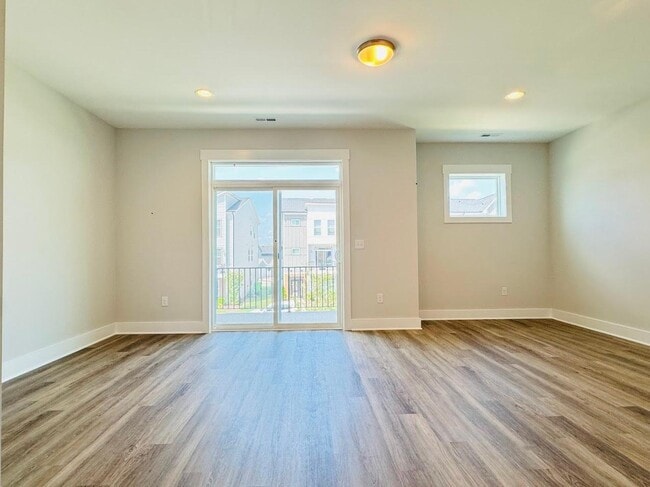 Building Photo - 4 bedroom End Unit Townhome in Wendell Fall