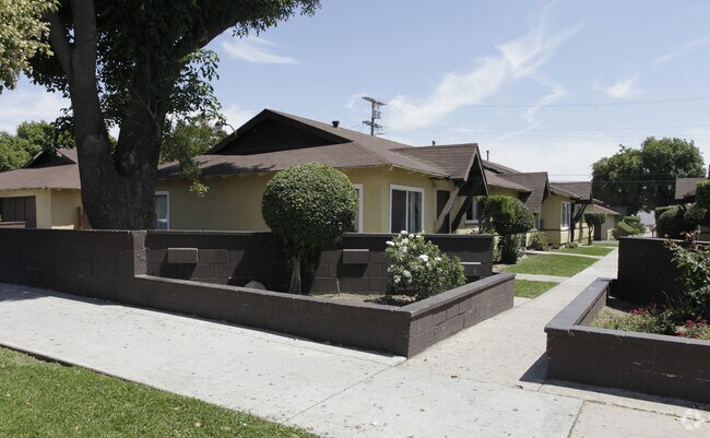 Primary Photo - 804-828 E Nocta St