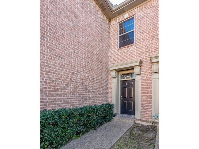 Building Photo - 1425 W Villa Maria Rd
