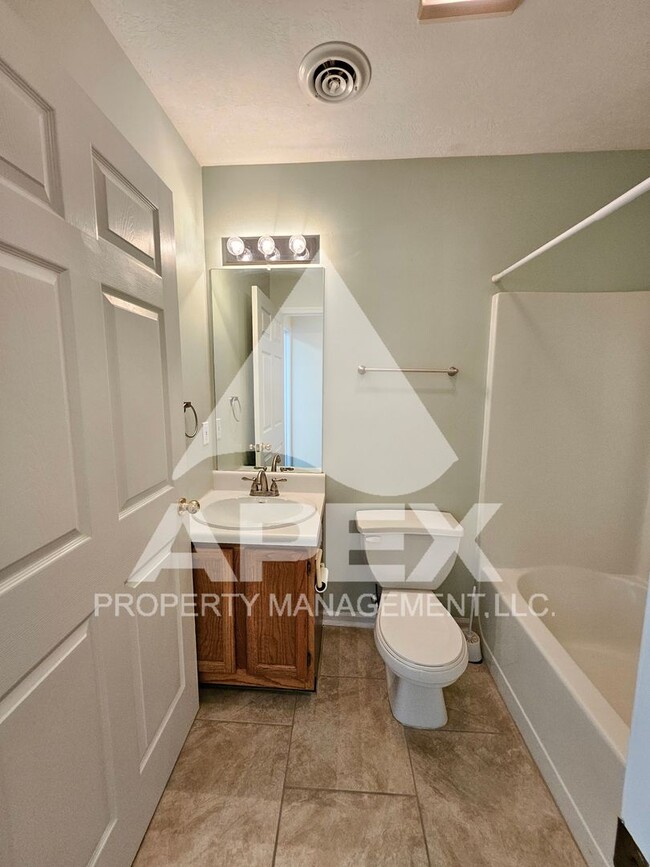 Building Photo - Stunning 2 Bd-2 Ba Condo with 1-Car garage...