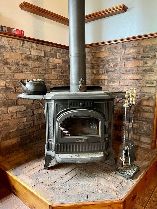 Building Photo - Cozy 3-Bed 2-Bath Cabin-Style Home Nestled...