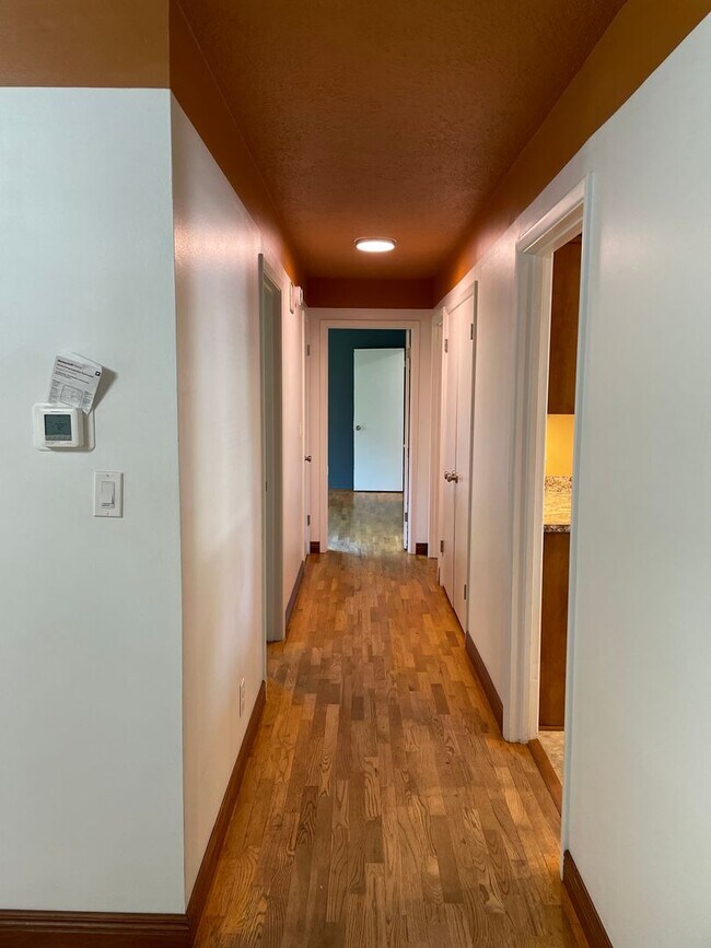 Building Photo - East Medford 3 Bedroom 2 Bathroom